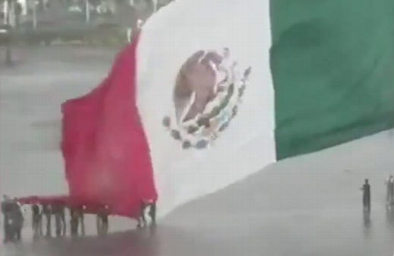 Mexicanos Se Unen Para Salvar La Bandera Nacional De La Lluvia Video Ya Fm 4661