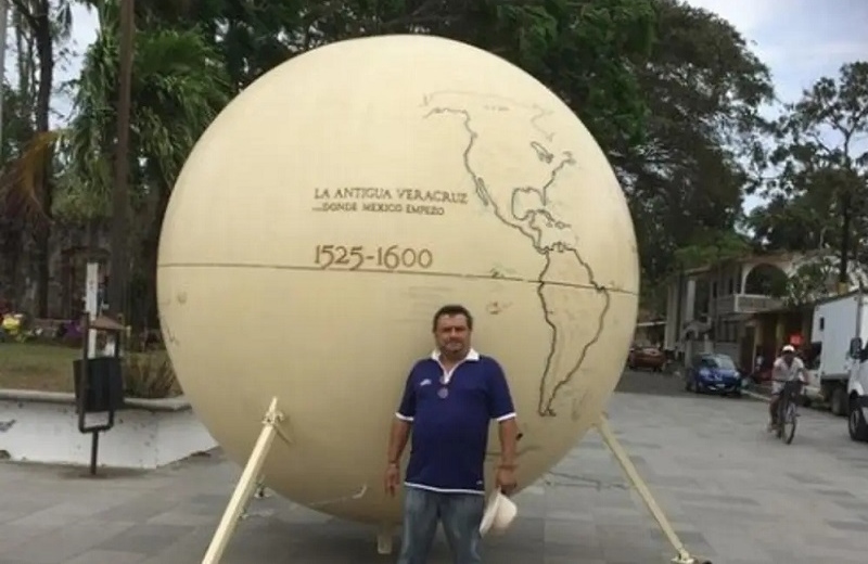Imagen Presumen fotos con la esfera que según cayó del cielo en Veracruz
