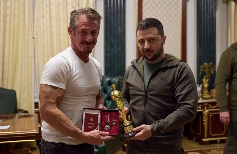 Sean Penn entrega a Zelenski su Oscar; lo dejará hasta que Ucrania gane la guerra