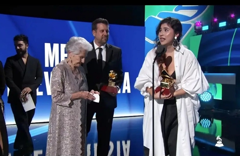 Cantante veracruzana gana el Grammy Latino (+videos)