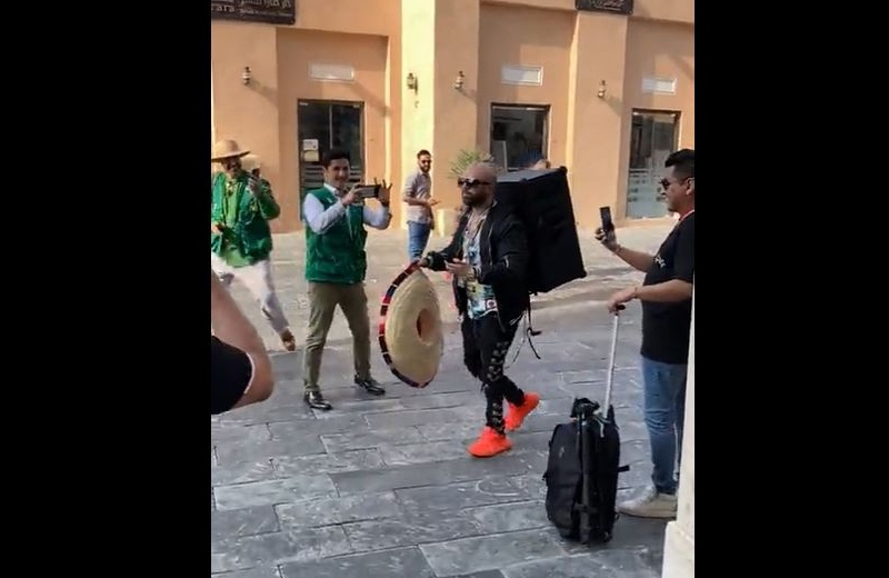 Mexicano saca bocina y pone 'fierro viejo que venda' en Qatar 2022 (+video)