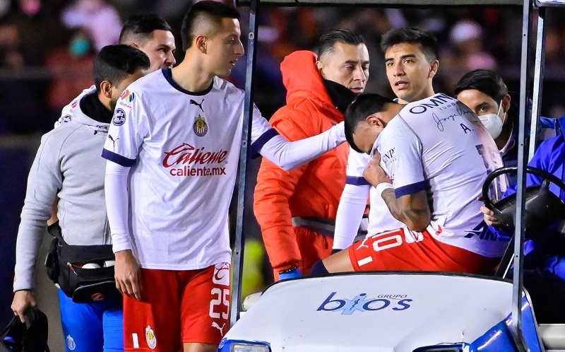 Futbolista Alexis Vega se lesiona solito y sale llorando del campo (+VIDEO)