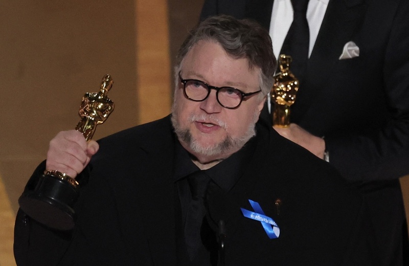 Guillermo del Toro gana Óscar a mejor película animada por 'Pinocho'