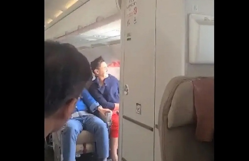 ¡Terror en un avión! Se abre una puerta mientras aún estaba en el aire (+video)