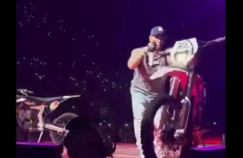 Imagen Anuel AA arranca por error una moto en el escenario y le cae al público (+video)