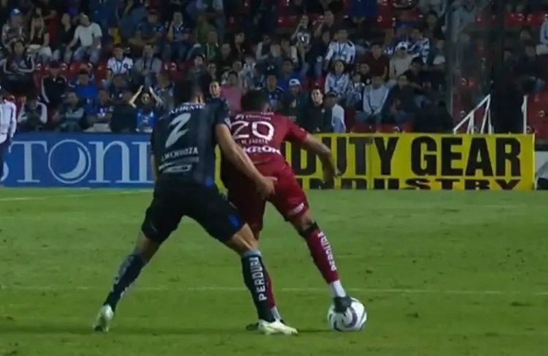 ¡Rasca-Huele! Se va expulsado por picarle el trasero a un jugador en Liga MX (+video)
