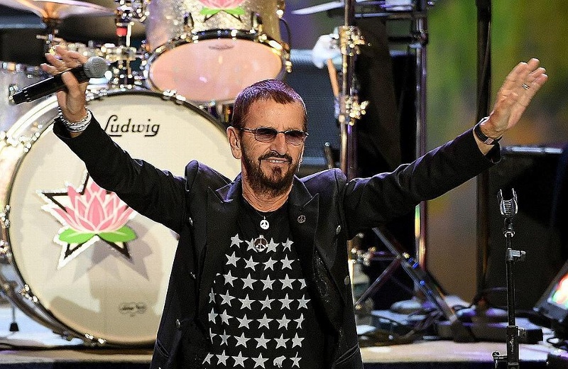 ¡Las estrellas se caen! Ringo Starr se cae en pleno concierto