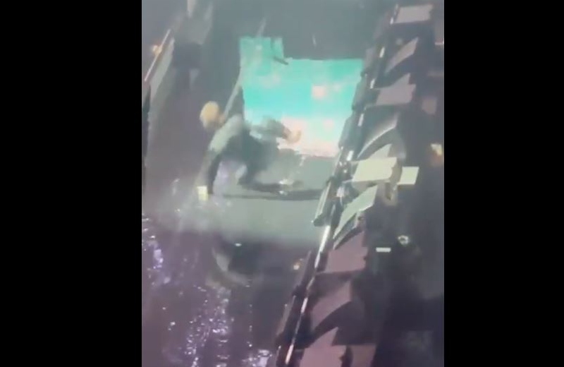 Imagen ¡El Sol cayó! Luis Miguel resbala y cae aparatosamente en pleno concierto (+videos)