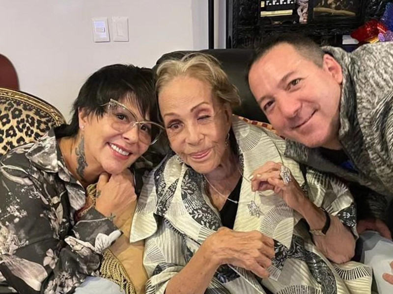 Alejandra Guzmán Revela Que Silvia Pinal Fue Hospitalizada Por ...