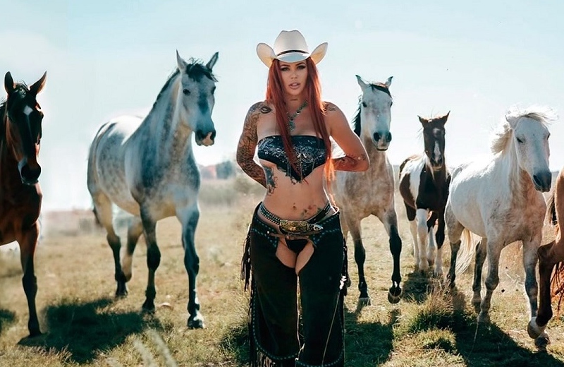 Muere Elena Larrea, modelo e influencer que rescataba caballos (+fotos)