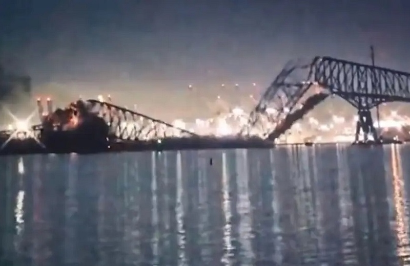Imagen ¡De película! Barco choca contra puente de Baltimore y lo derrumba (+video)