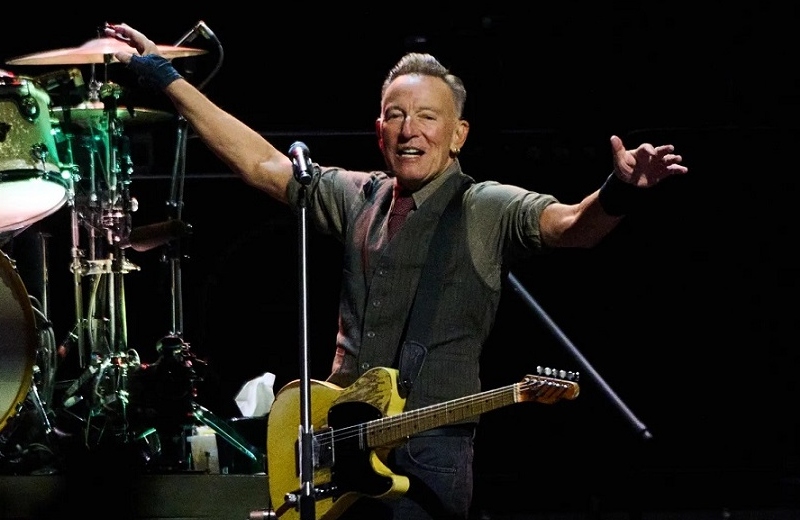 Bruce Springsteen firma 'justificante' a fan que faltó a la escuela por ir a verlo (+video)
