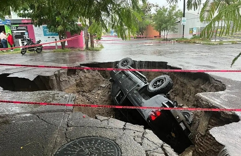 ¡De película! Se abre la tierra y se traga lujosa camioneta, en Los Pinos (+fotos)  