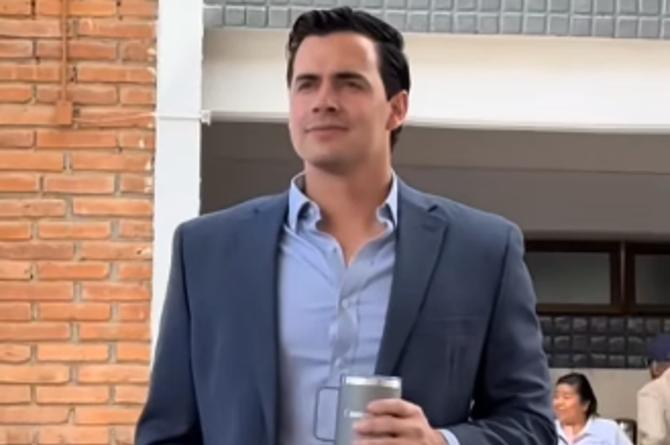 ¡OMG! Conoce al director guapo que se hizo viral (+VIDEO)