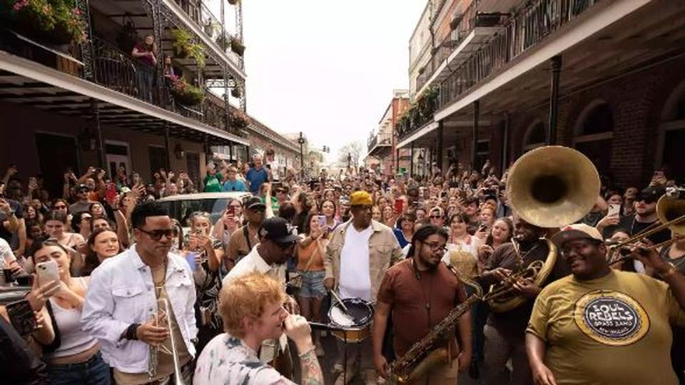 Ed Sheeran lo hace al aire libre y la gente así reacciona