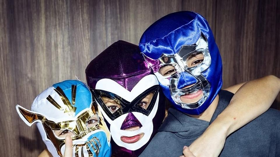 Shakira y sus hijos se ponen máscaras de luchadores mexicanos (+fotos)